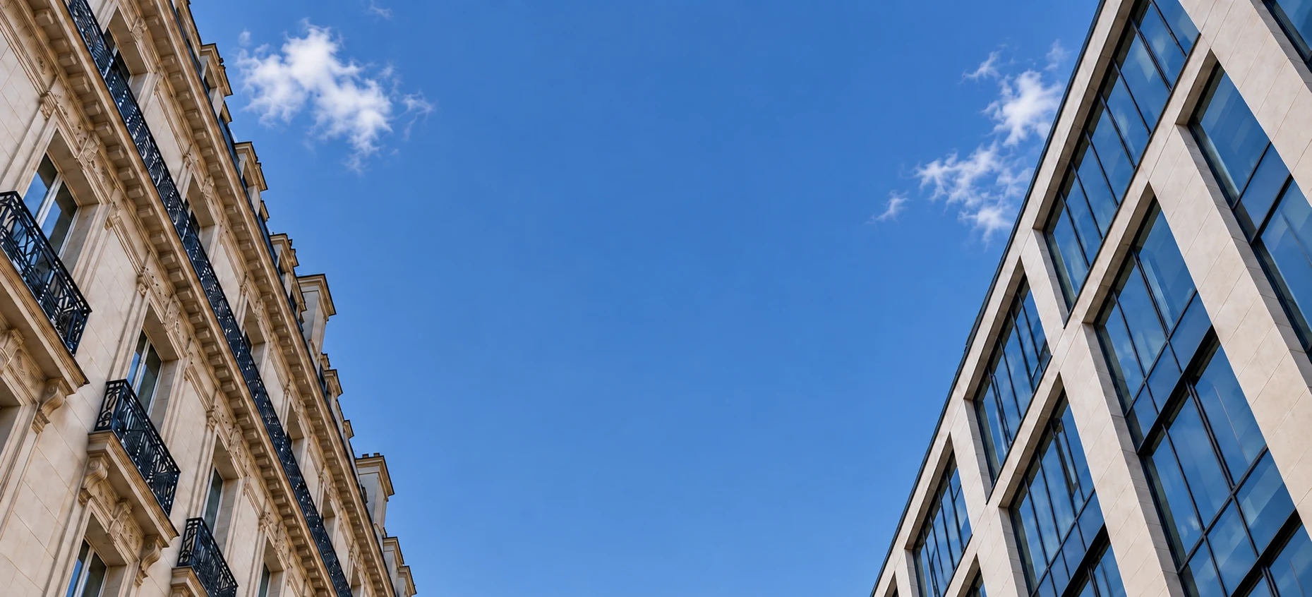 Façades immobilières et ciel